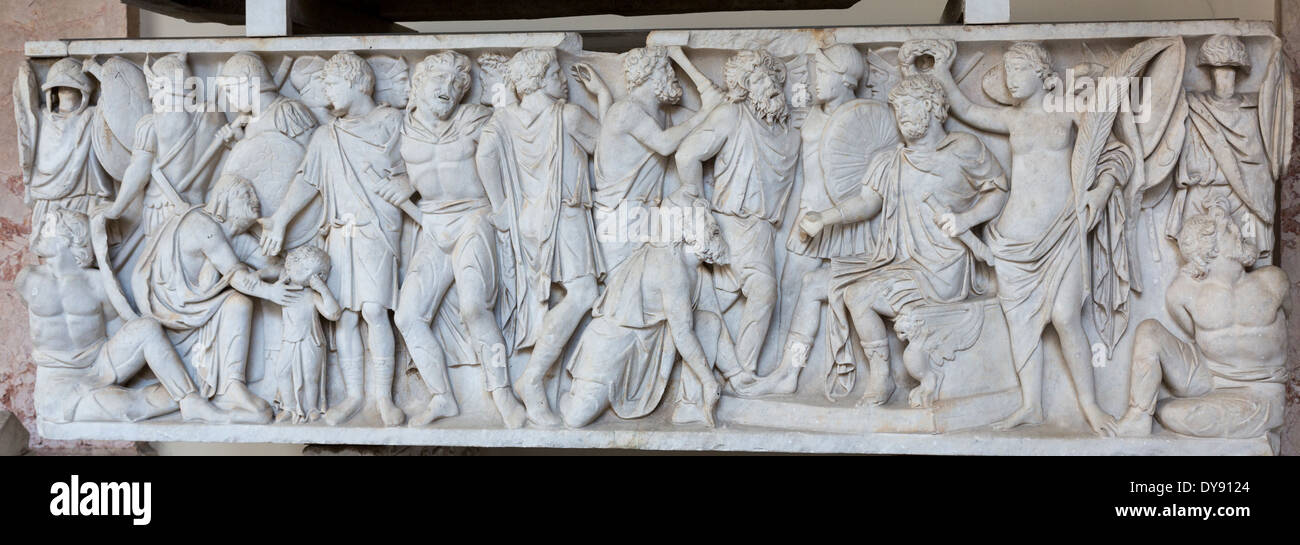 Römischer Sarkophag zeigt die Niederlage der Barbar Einwohner (Sarmaten?) von einem Roman-General Stockfoto