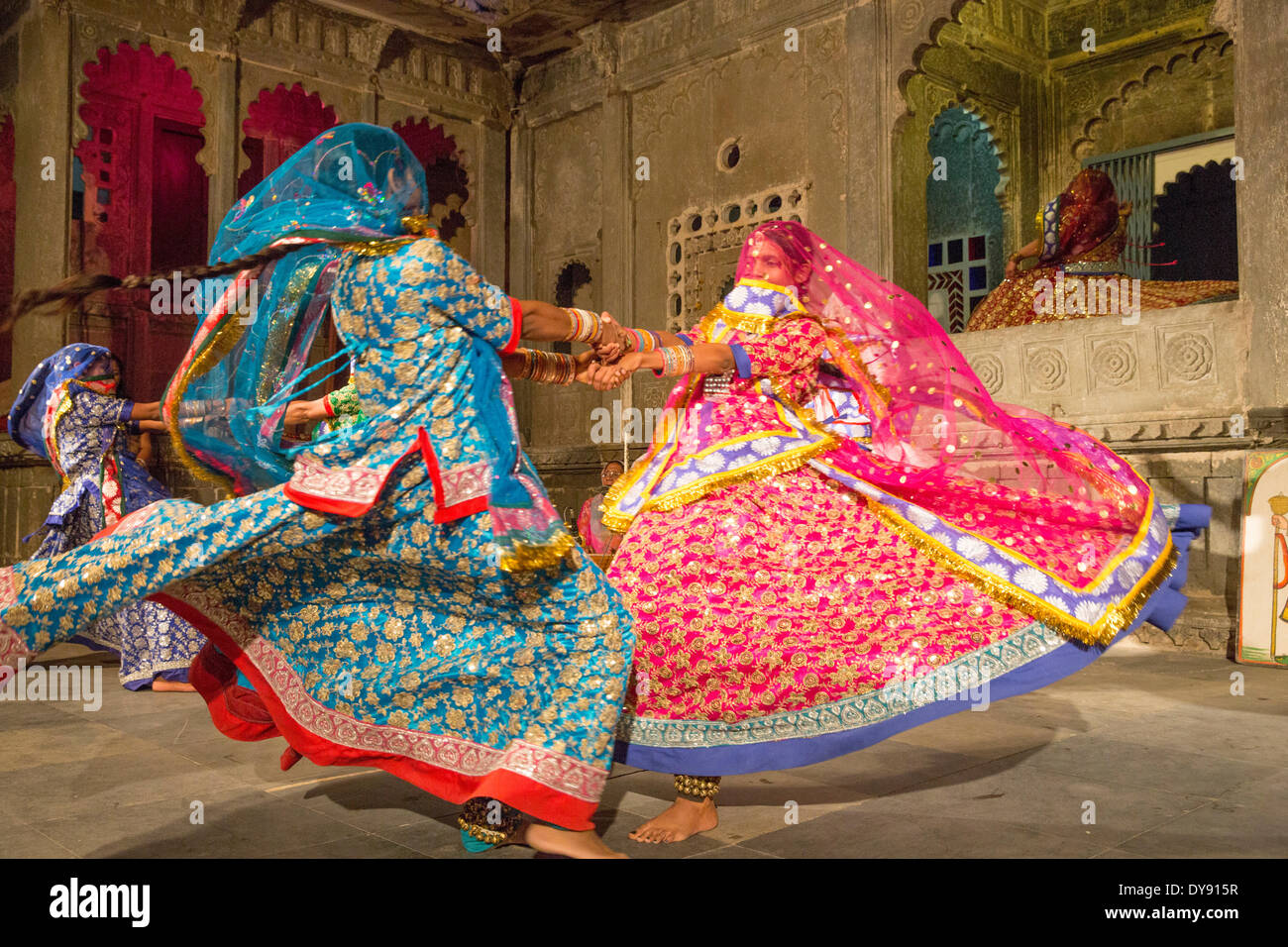 Tanz-Performance zeigen Museum Bagore Ki Haveli Udaipur Rajasthan Asien Indien Tradition Folklore traditionelle Trachten, Stockfoto