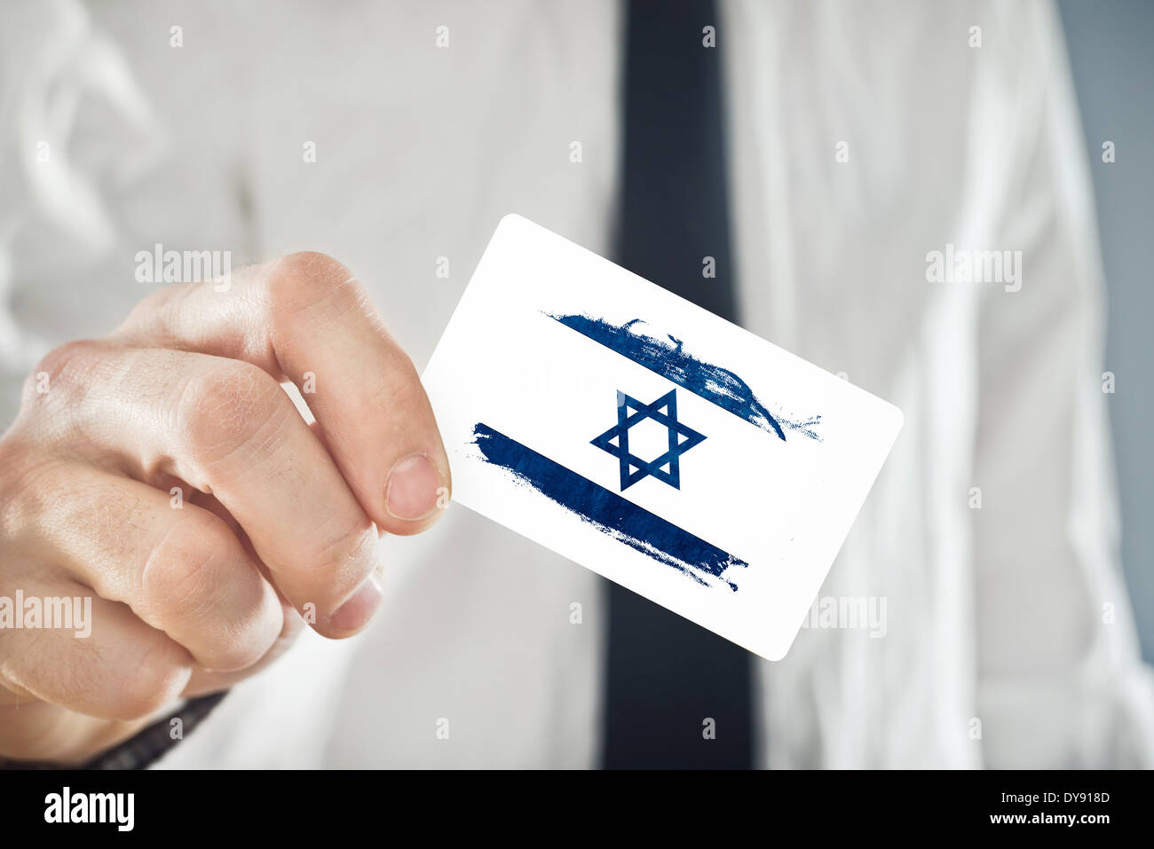 Israel-Geschäftsmann hält Visitenkarte mit Israel Flagge Stockfoto