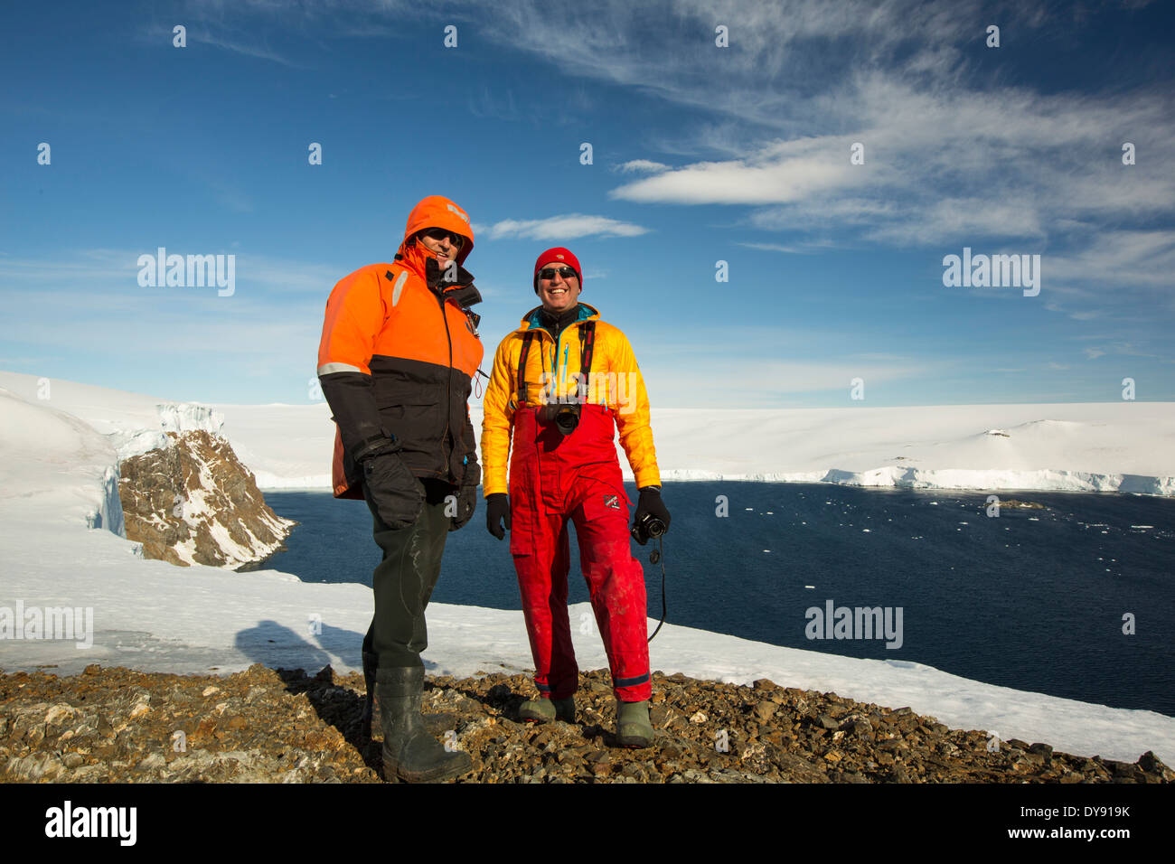 Männer von einer Expedition Kreuzfahrt auf Joinville Insel einmal nur der antarktischen Halbinsel. Stockfoto