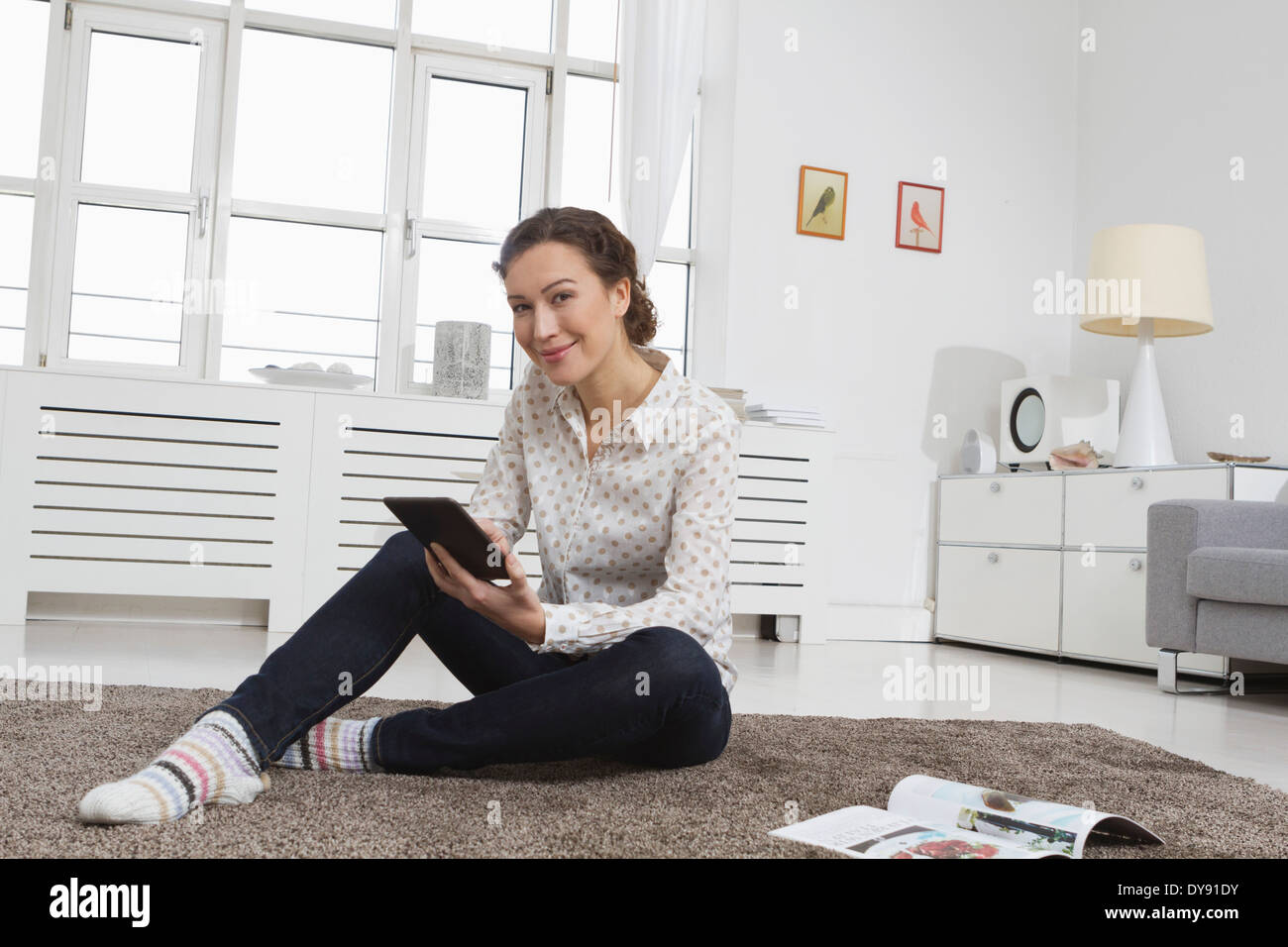 Frau zu Hause lesen e-book Stockfoto
