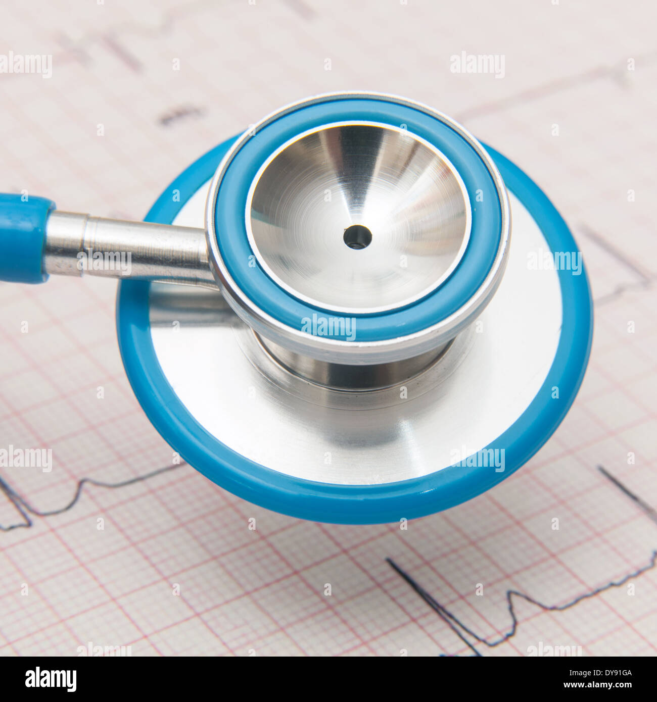 Ärzte-Stethoskop mit einer E.C.G-Grafik im Hintergrund. Stockfoto