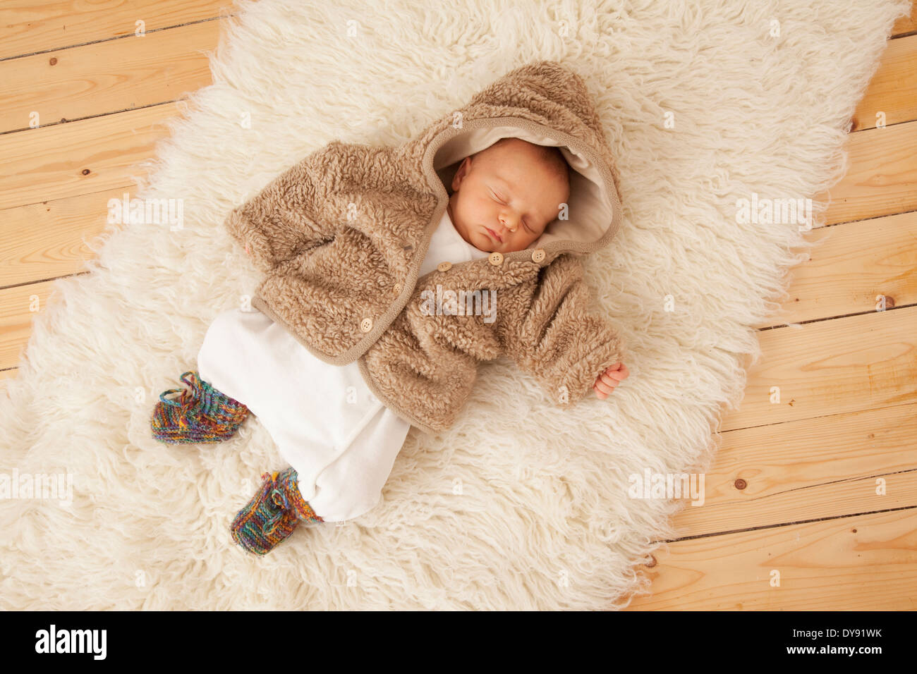 Neugeborene schlafen auf Schaffell Stockfoto