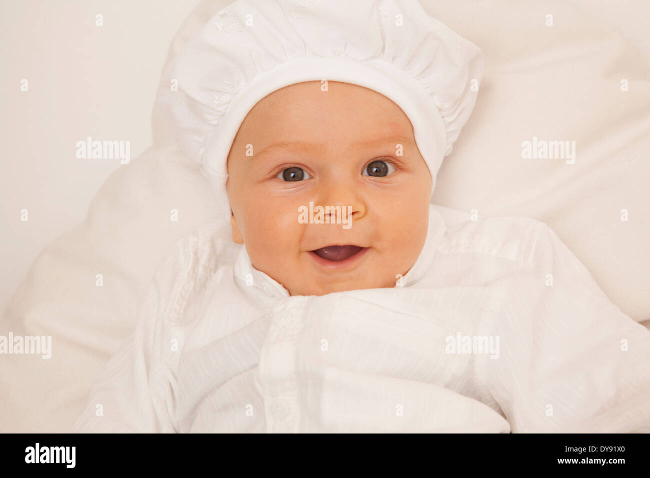 Porträt von lächelnden Baby Boy mit Mütze Stockfoto