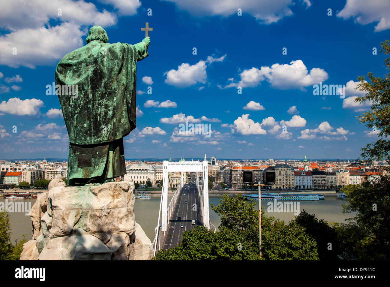 Das Denkmal für Bischof Gellert mit Kreuz über Budapest, Ungarn Stockfoto