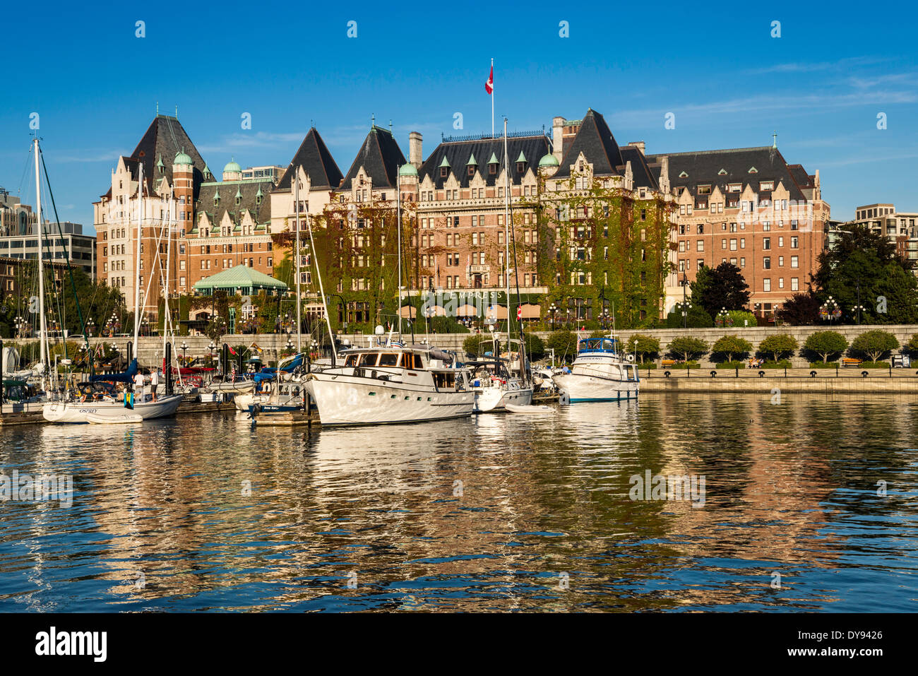 Fairmont Empress Hotel, Marina, James Bay in The Inner Harbour in Victoria, Victoria, Vancouver Island, British Columbia, Kanada Stockfoto