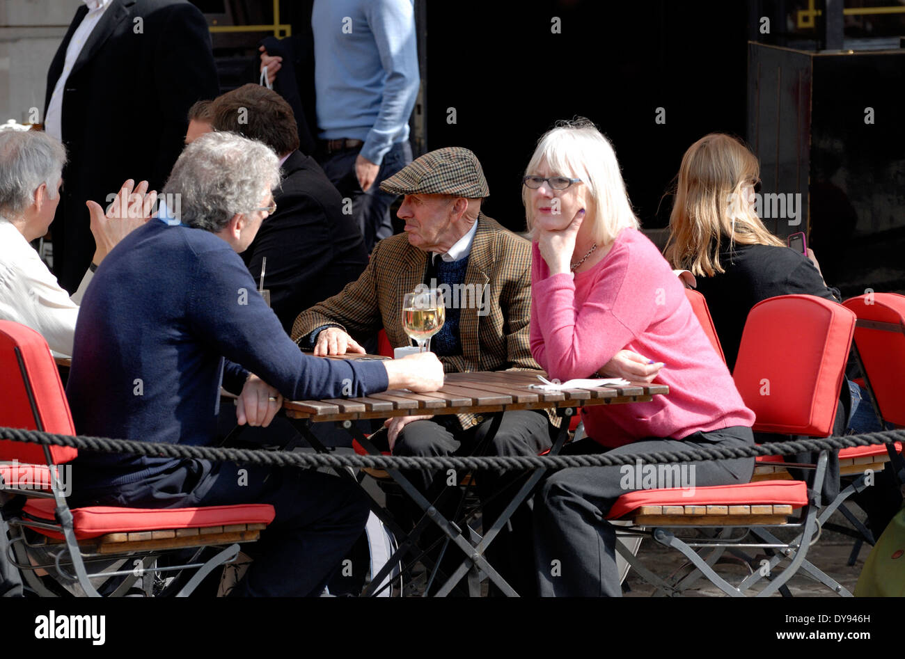 London, England, Vereinigtes Königreich. Menschen unterschiedlichen Alters sitzen vor einem Restaurant in Covent Garden Stockfoto