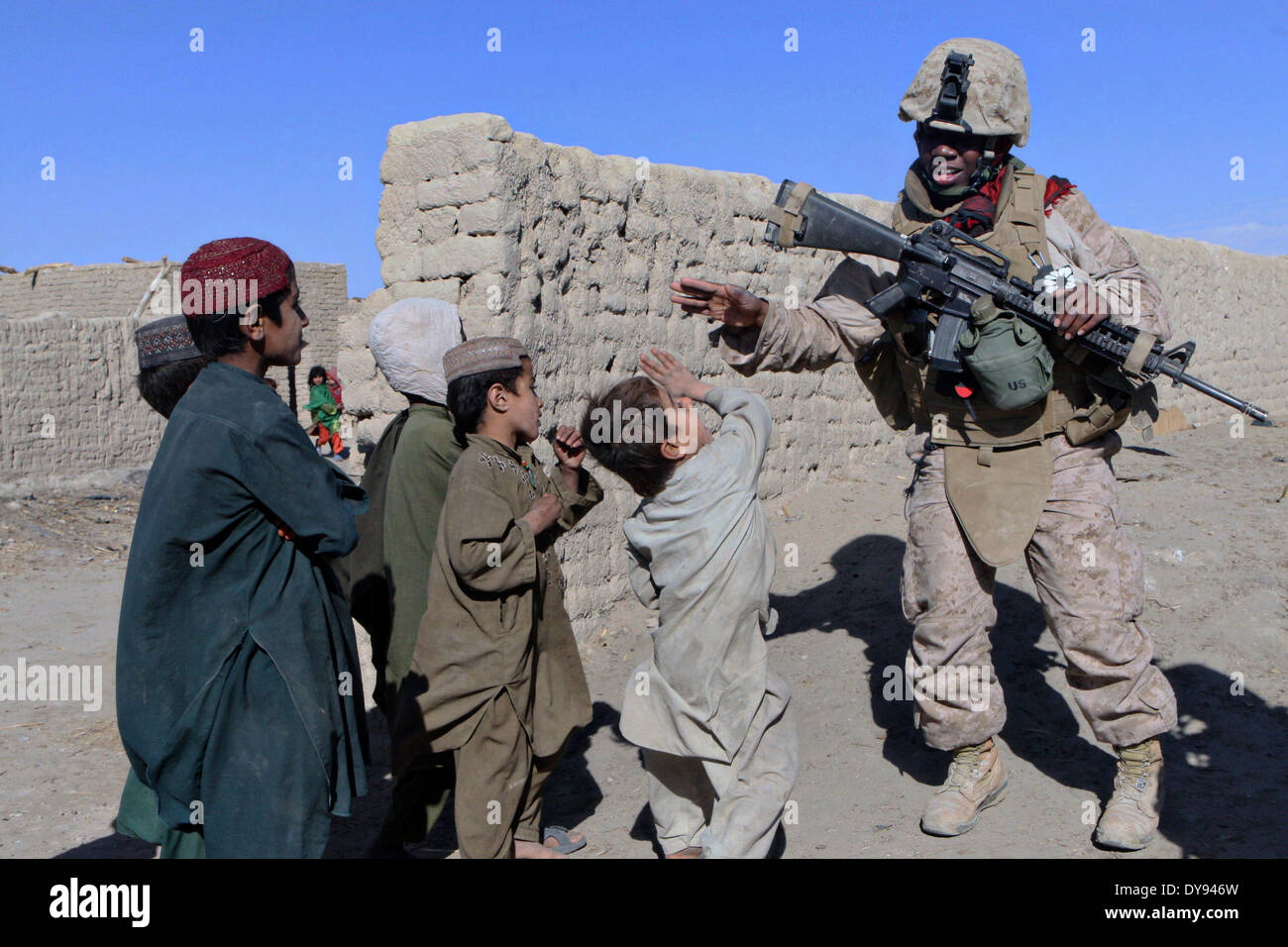 US Marine Corps Lance Cpl. Autayvia K. Mitchell mit einem weiblichen Engagement Team spielt mit afghanischen Kindern während einer Patrouille im Dorf tadschikischen Khar 18. Dezember 2009 im Garmsir District, Provinz Helmand, Afghanistan. Stockfoto