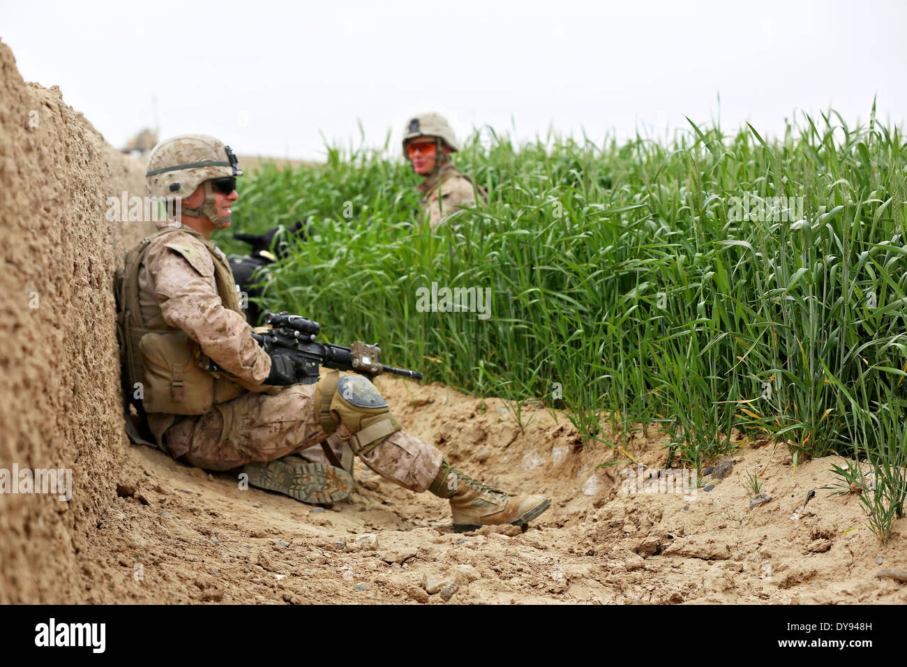 US-Marines wachten während einer Sicherheitspatrouille im 27. März 2014 in einem Dorf in der Provinz Helmand, Afghanistan. Stockfoto