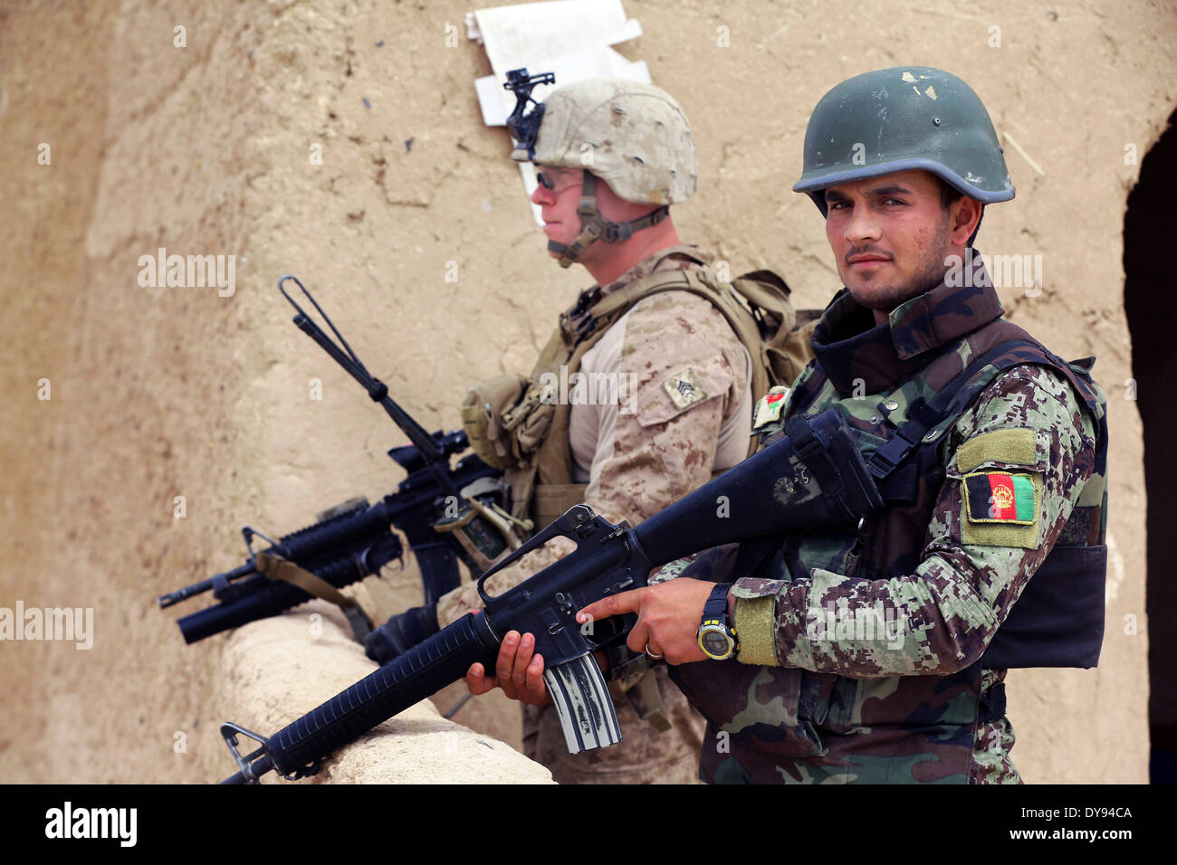 US-Marines und afghanischen Armee Soldaten gepflegt Uhr während einer Sicherheitspatrouille in einem Dorf 27. März 2014 in der Provinz Helmand, Afghanistan. Stockfoto