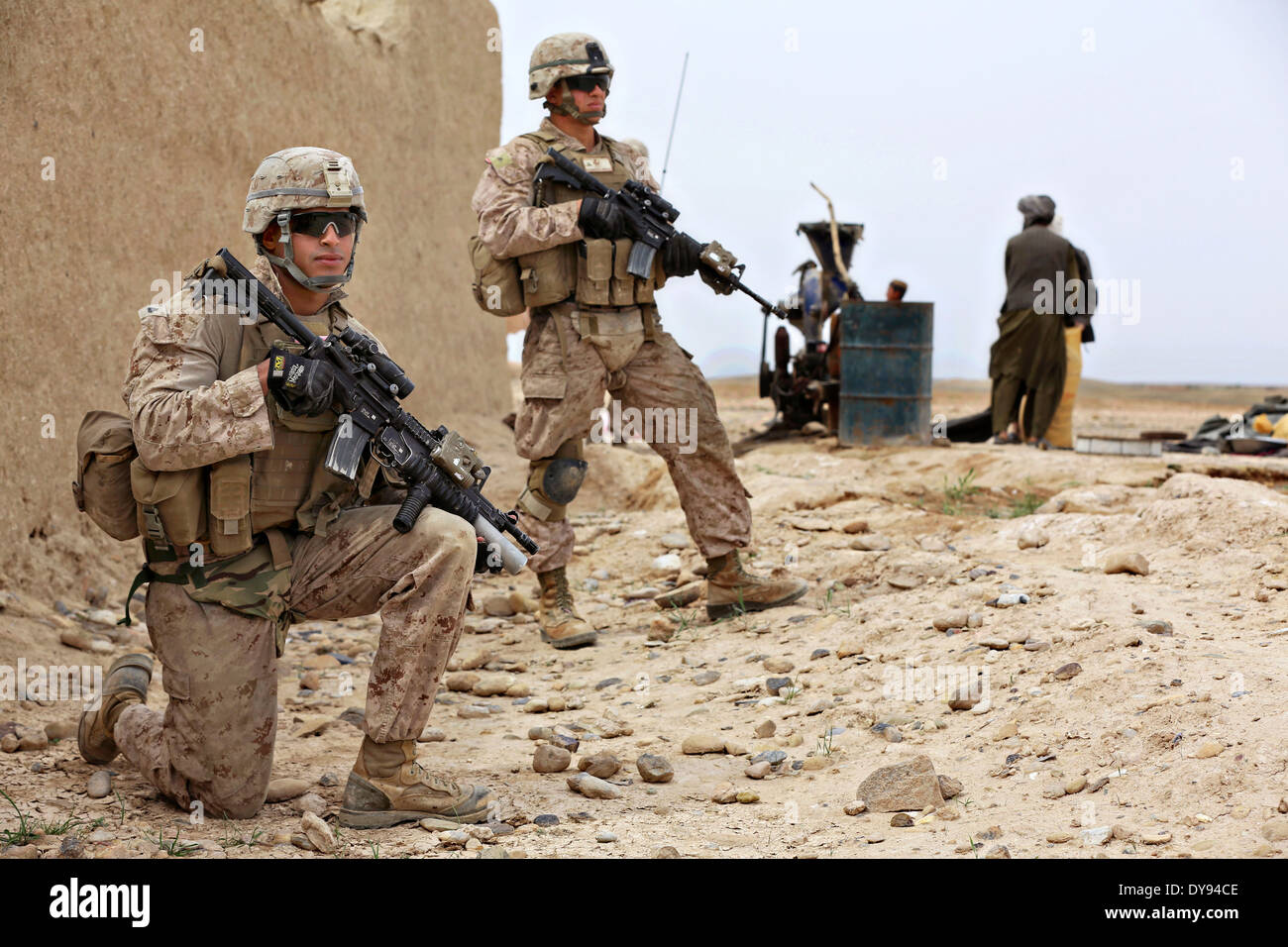 US-Marines wachten während einer Sicherheitspatrouille im 27. März 2014 in einem Dorf in der Provinz Helmand, Afghanistan. Stockfoto