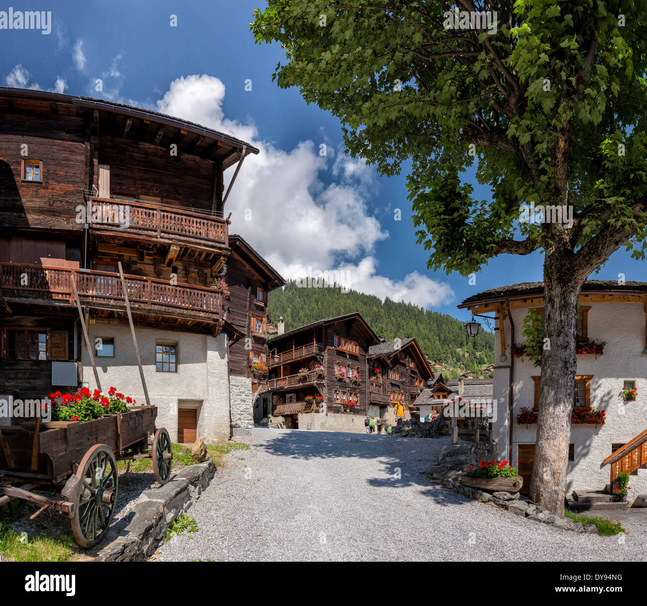 Alte traditionelle Holzhäuser Chalet Stadt Dorf Sommer Grimentz Val d ' Anniviers Wallis-Wallis-Schweiz-Europa Stockfoto