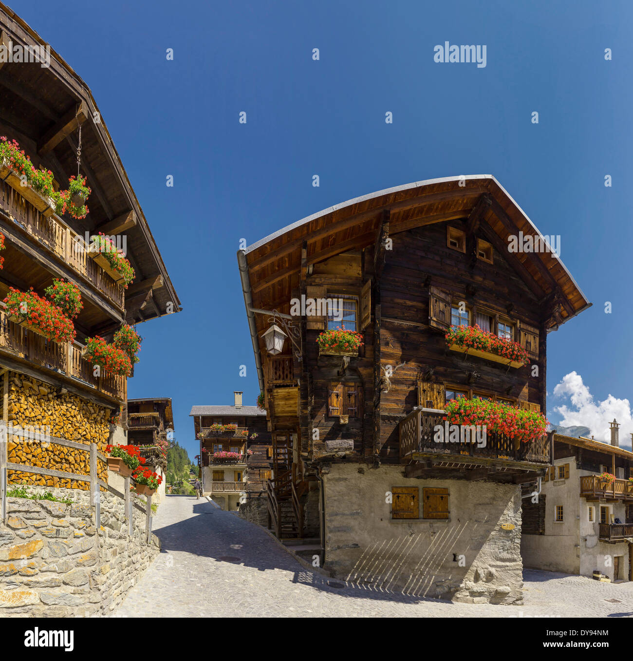 Alte traditionelle Holzhäuser Chalet Stadt Dorf Blumen Sommer Grimentz Val d ' Anniviers Wallis Wallis Schweiz Euro Stockfoto