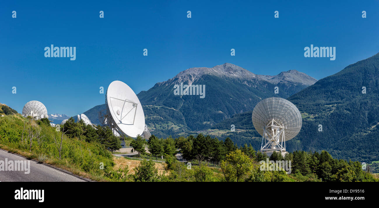 Antennen, Satellitenschüsseln, Landschaft, Sommer, Berge, Hügel, Leuk, Wallis, Valais, Schweiz, Europa, Stockfoto