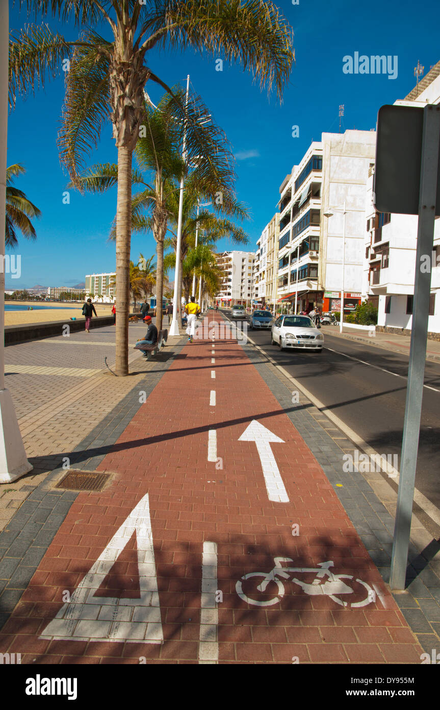 Fahrradweg vorbei an Strand Playa del Reducto, Arrecife, Lanzarote, Kanarische Inseln, Spanien, Europa Stockfoto
