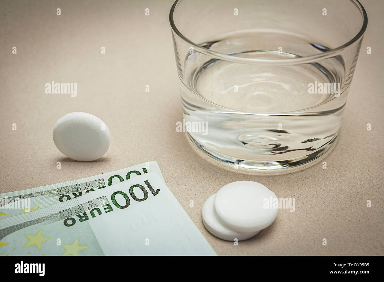 Brausetabletten und Glas mit Wasser, Konzept der pharmazeutischen Zuzahlung Stockfoto