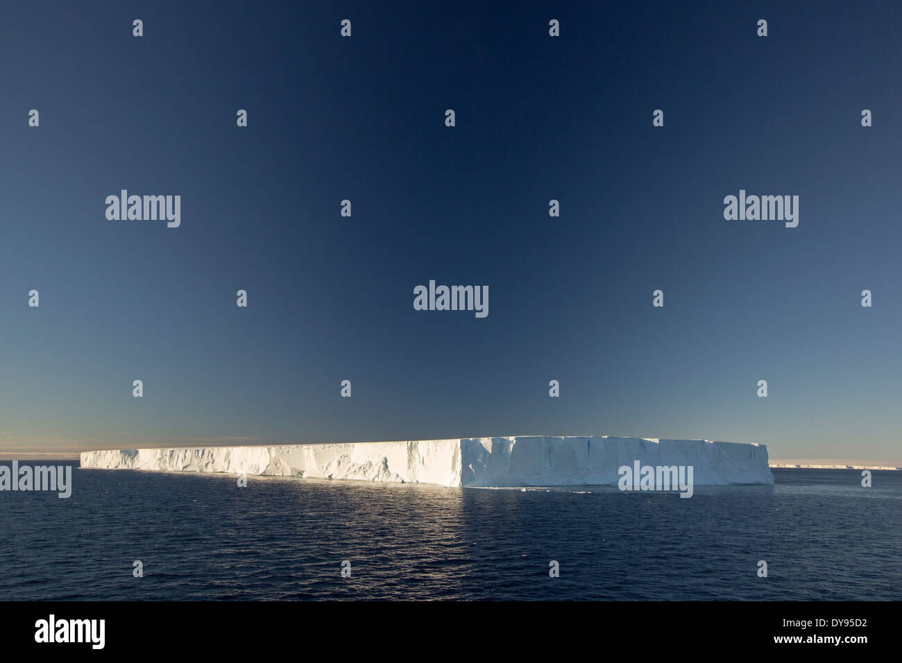Eine tabellarische Eisberg Livoinstone Insel auf der antarktischen Halbinsel. Stockfoto