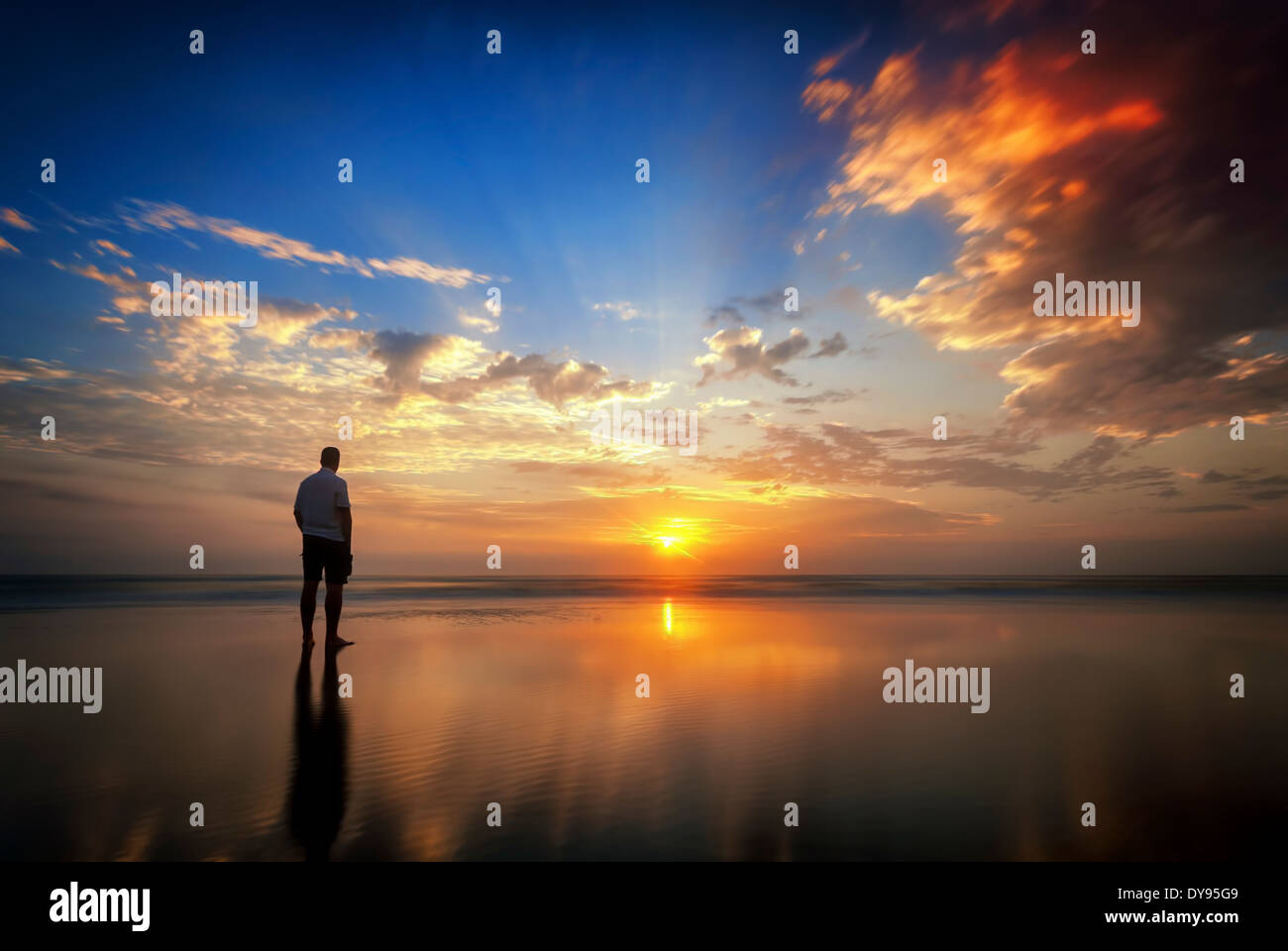 USA, Florida, New Smyrna Beach, Mann bei Sonnenaufgang Stockfoto