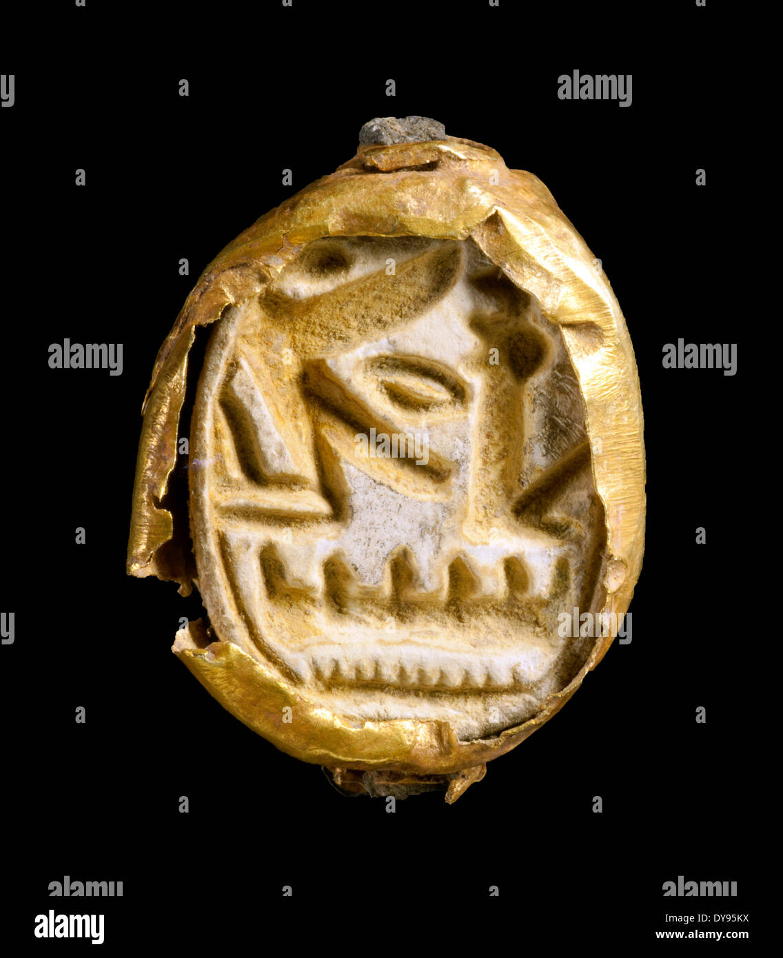 (140410)--JERUSALEM, 10. April 2014 (Xinhua)--Datei Foto aufgenommen am 3. April 2014, und veröffentlicht von der israelischen Altertumsbehörde zeigt einen Skarabäus-Dichtring eingehüllt in Gold, mit dem Namen des Pharao Seti ich der altes Ägypten im 13. Jahrhundert v. Chr. finden Sie unter Tel Shadud, einen archäologischen Hügel in die Jezreel Senke, Nordisrael regierte. Eine 3.200-j hrige Sarg mit ägyptischen Kostbarkeiten, die Archäologen glauben wurde gehörte zu einem hochrangigen Canaanite offizielle im Norden Israels, der Israel Antiquities Authority kündigte am 9. April 2014 entdeckt. Der Lehm-Sarkophag wurde gefunden Stockfoto