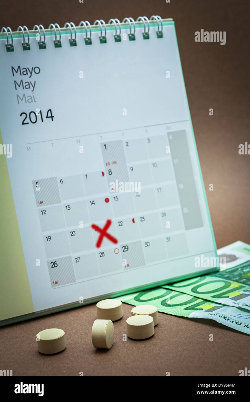 Steuern-Pillen auf ein Mai Kalender, Konzept der pharmazeutischen Zuzahlung Stockfoto