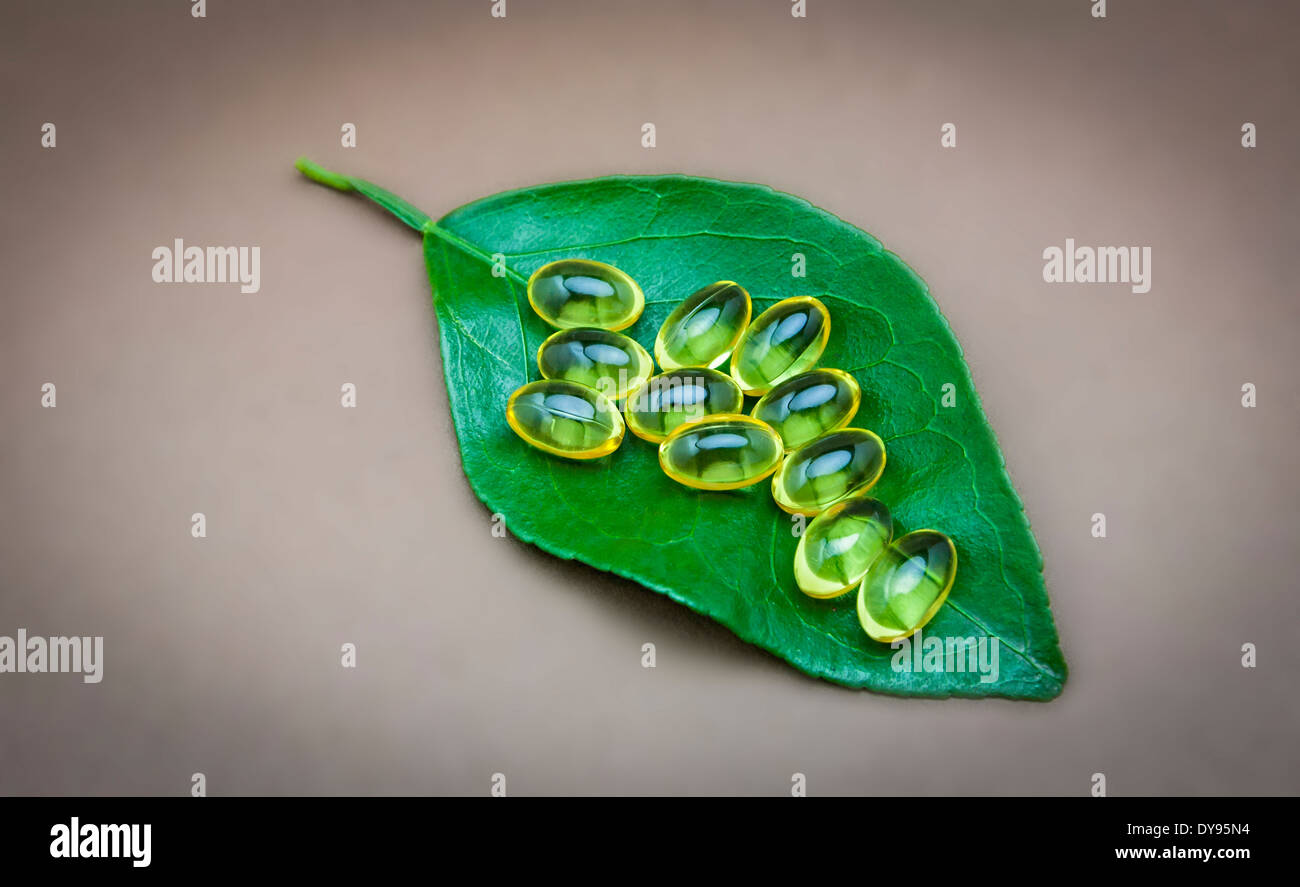 Natürliche Medizin Konzeptbild mit natürlichen Pillen und ein Blatt Stockfoto