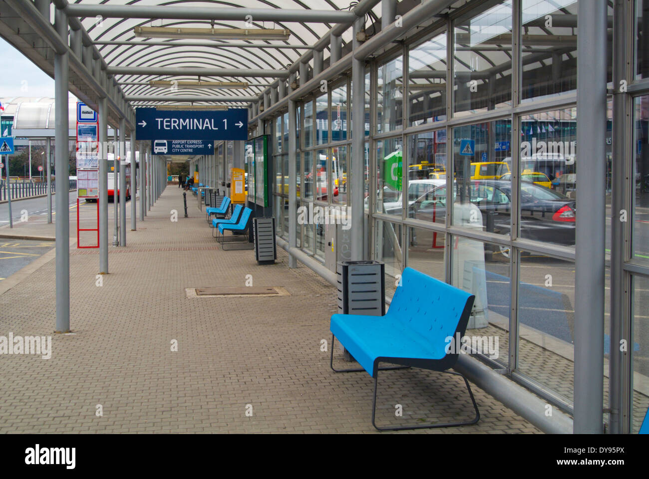 Terminal 1-Bushaltestellen, Vaclav Havel Flughafen, Prag, Tschechische Republik, Europa Stockfoto