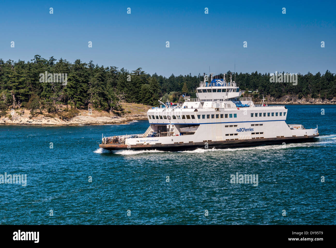 MV-Königin der Cumberland-Fähre in Active Pass, Galiano Island im Hintergrund, südlichen Gulf Islands, British Columbia, Kanada Stockfoto