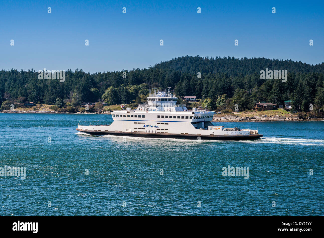 MV-Königin der Cumberland-Fähre in Active Pass, Galiano Island im Hintergrund, südlichen Gulf Islands, British Columbia, Kanada Stockfoto