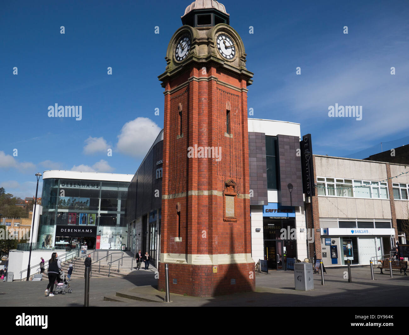 Uhrturm im Zentrum von Bangor Gwynedd vor Menai Einkaufszentrum Stockfoto