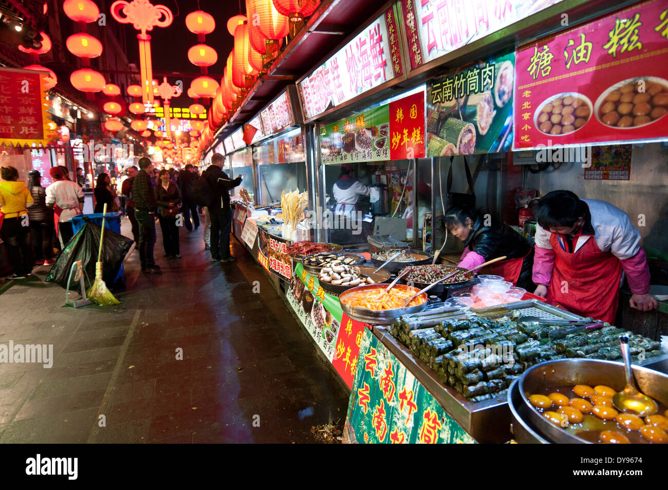 Essensstände in Wangfujing Snack Street in Chaoyang District, Beijing, China Stockfoto