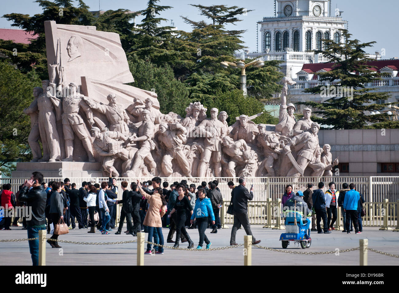 Stone revolutionäre Denkmal vor dem Mausoleum von Mao Zedong auf dem Tiananmen-Platz in Peking, China Stockfoto