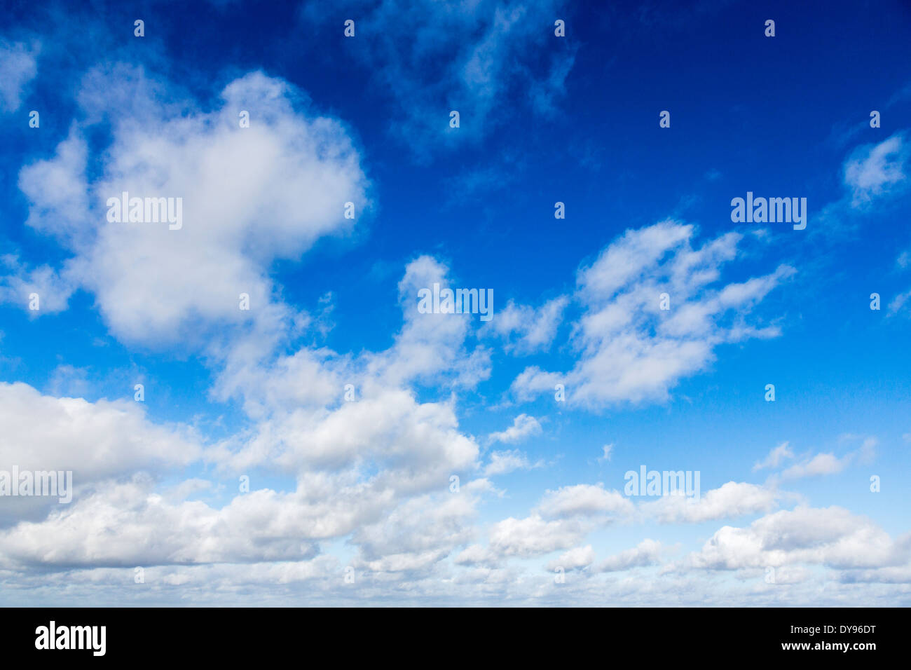 Flauschigen weißen Cumulus-Wolken im azurblauen Himmel über Südengland Stockfoto