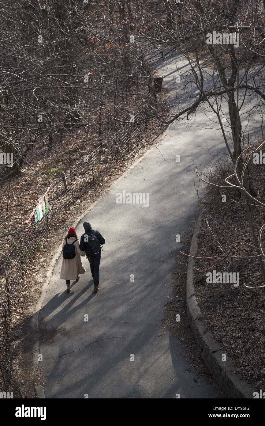 Junges Paar Fuß im Prospect Park in den ersten Tagen des Frühlings, Brooklyn, NY. Stockfoto