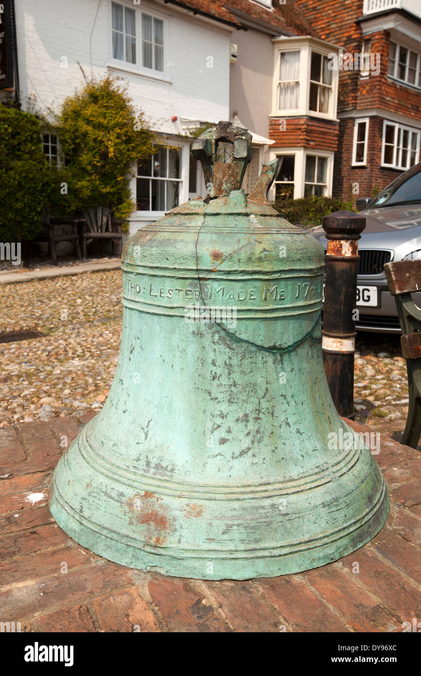 Großbritannien, England, East Sussex, Rye, Watchbell Straße, alte Bronze 1740 Kirchenglocke gemacht von Thomas Lester Stockfoto