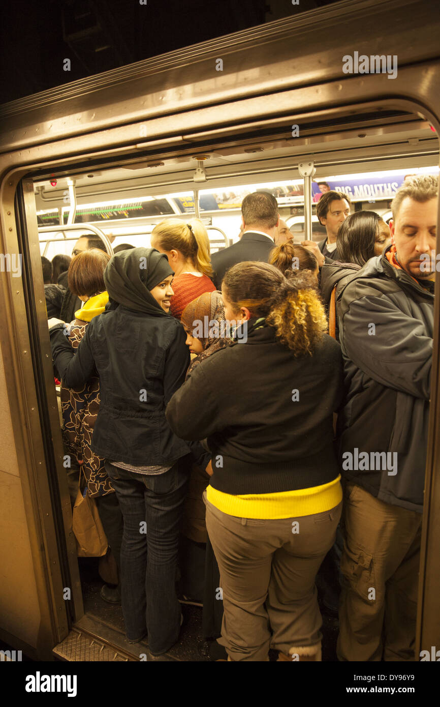 Am Abend Hauptverkehrszeit in der New Yorker U-Bahn in Manhattan, NYC. Stockfoto