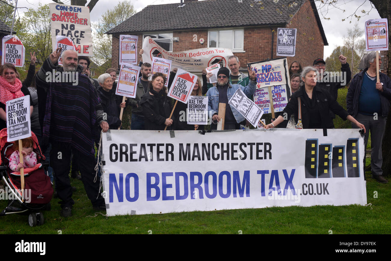 Manchester, UK. 10. April 2014. Schlafzimmer Steuern Demonstranten versammeln sich vor Vicky Wreschaks Haus im Grosvenor Laufwerk, Baaring, Salford, sie in ihrer Vertreibung durch ihr Vermieter, City West Housing Trust zu unterstützen. Vicky ist mehr als 3.300 £ in Miete Verzug und Gerichtsvollzieher wurde erwartet, dass sie heute Mittag zu vertreiben, aber eine 4 Wochen Verzögerung erteilt wurde. Schlafzimmer Steuer Protest Baaring, größere Manchester, UK-6. April 2014-Credit: John Fryer/Alamy Live-Nachrichten Stockfoto