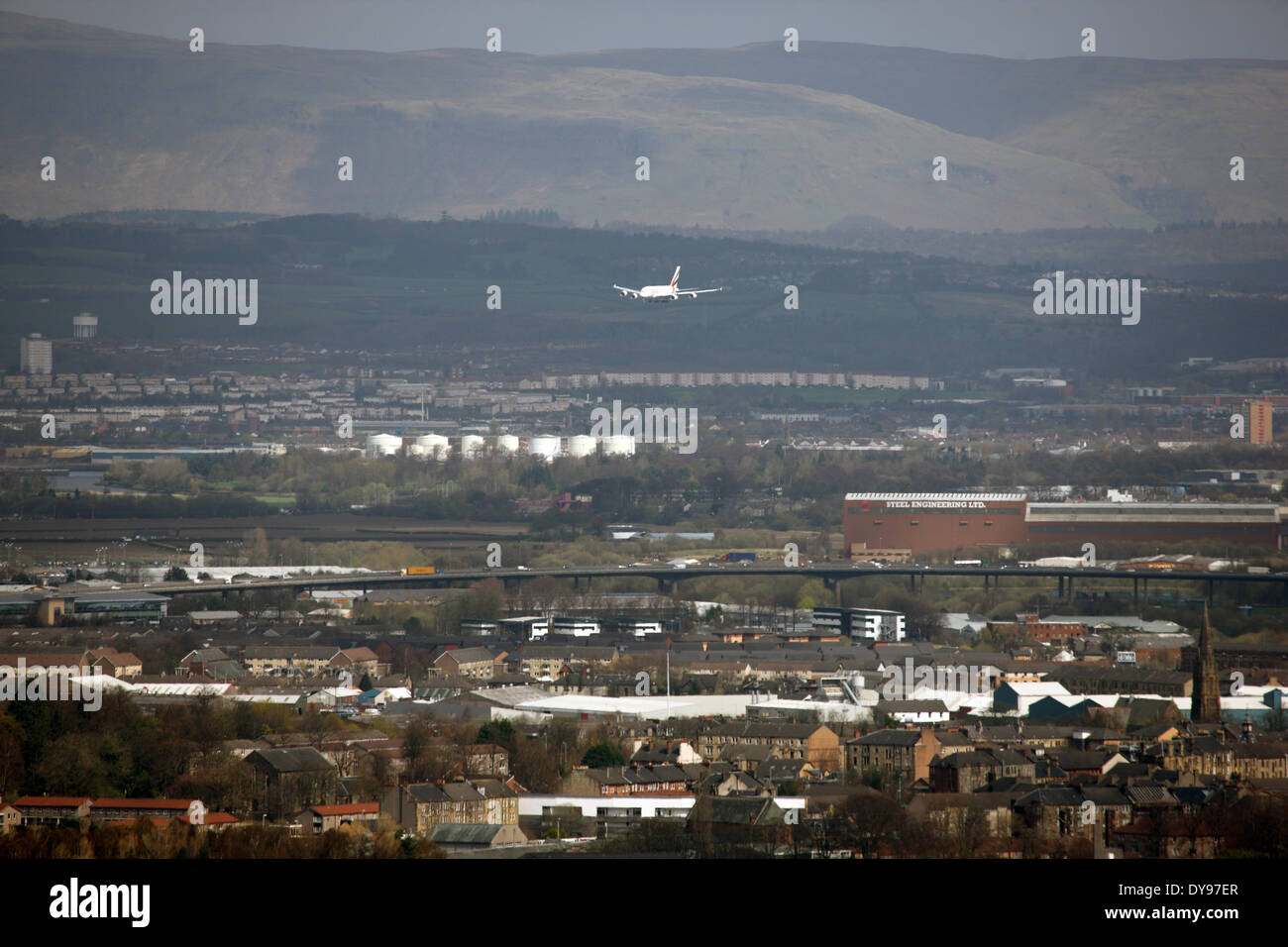 Glasgow, Schottland. 10. April 2014. Der A380 kommt Glasgow Airport landen. Dies ist das erste Mal ein schottischen Flughafen begrüßt die größte Passagierflugzeug der Welt ist 24 Meter hoch und hat fast eine 80 Meter Spannweite. Bildnachweis: PictureScotland/Alamy Live-Nachrichten Stockfoto