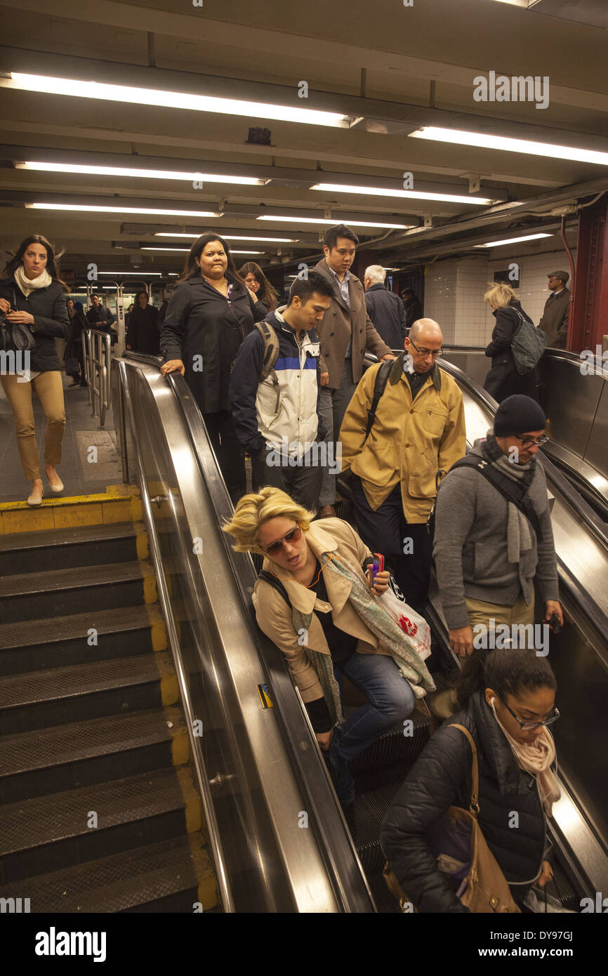 Rolltreppen am 53. & Lexington u-Bahnstation unter City Corp in den Feierabendverkehr in Manhattan. Stockfoto