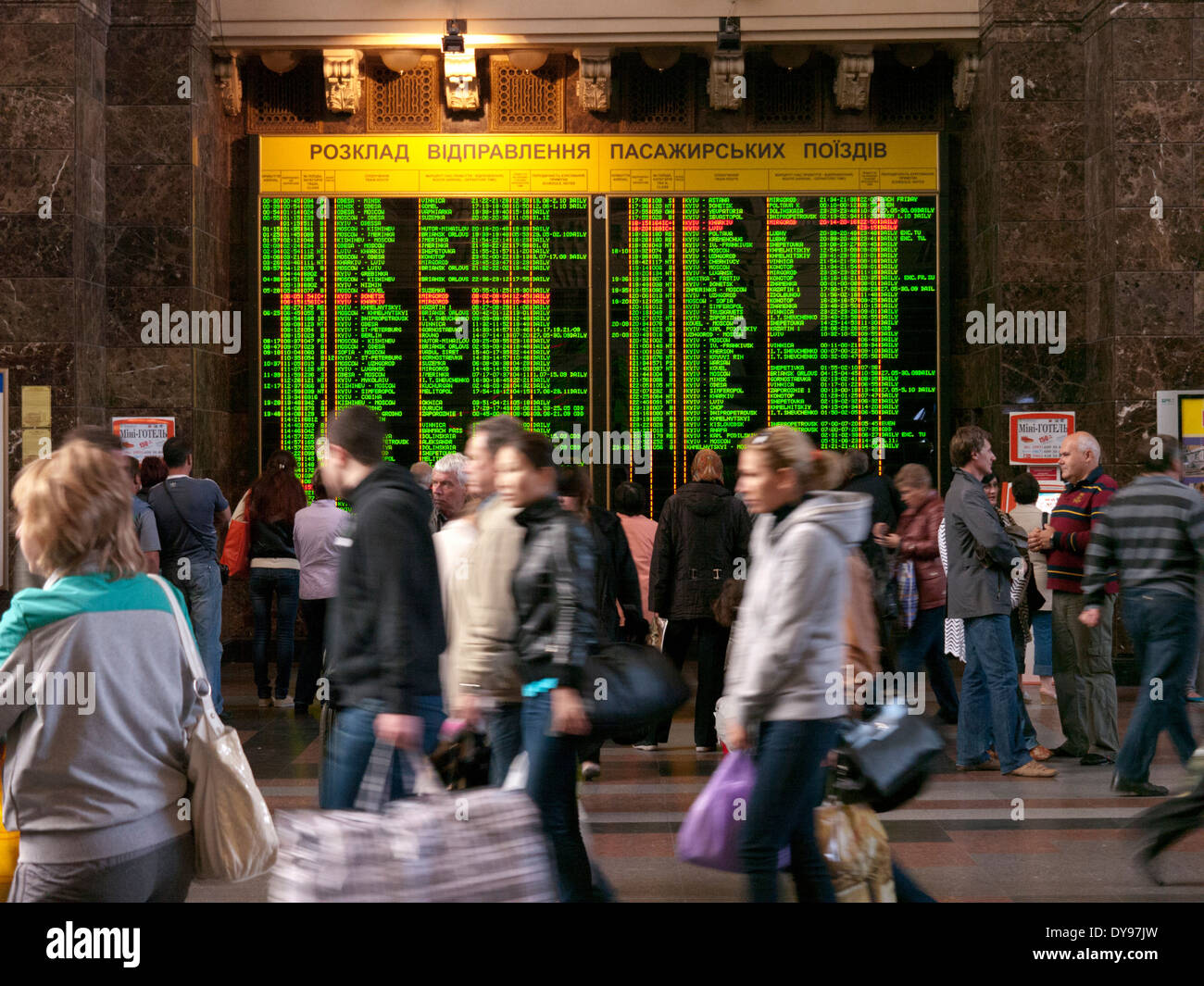 Ankünfte und Abflüge Board im zentralen Bahnhof Kiew Ukraine zu trainieren Stockfoto