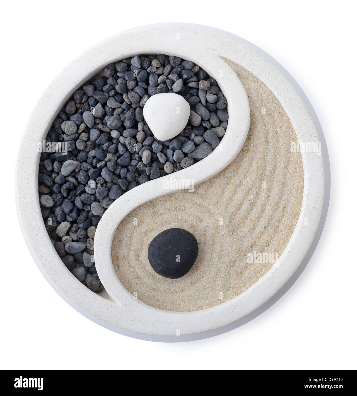 ein kleiner Zen-Garten Ying-Yang-Symbol isoliert auf weiss Stockfoto