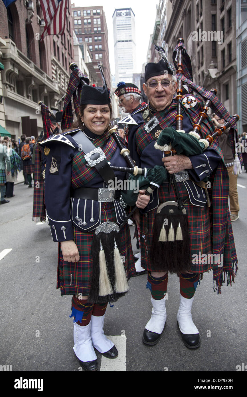 Jährliche Tartan Day Parade in New York City. Bezeichnet einen nationalen Feiertag im Jahr 1998 vom US-Senat feiert es alles schottische. Stockfoto