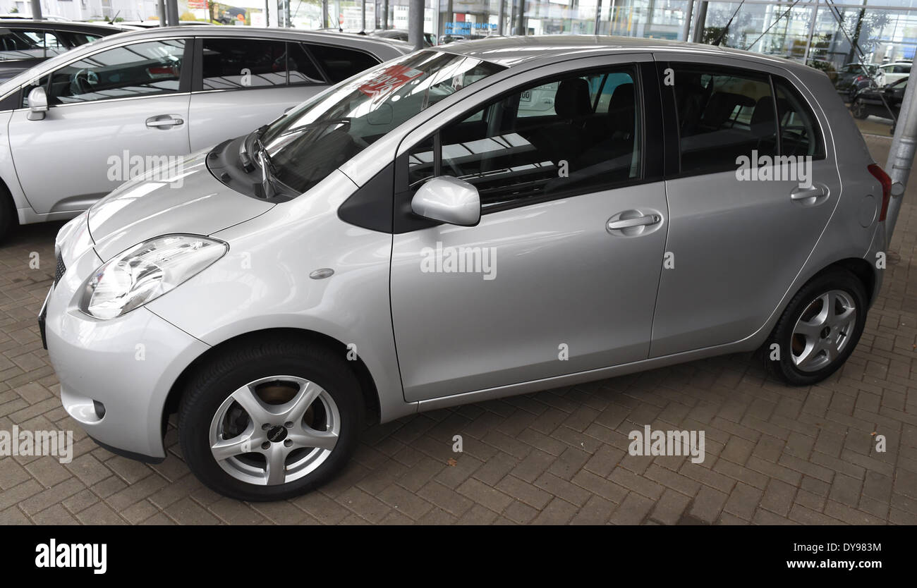 Hamburg, Deutschland. 9. April 2014. Ein Toyota Yaris Automodell Baujahr 2008 steht auf dem Display im Showroom von einem Toyota-Autohändler in Hamburg, Deutschland, 9. April 2014. Toyota ruft erneut Millionen Fahrzeuge weltweit. Mehr als 6 Millionen Fahrzeuge von der Rückrufaktion, um 92,000 Fahrzeuge allein in Deutschland betroffen sind erklärt Toyota in Köln, am 9. April 2014. Fahrzeuge der Modellreihe Yaris, Bj. 2005-2010, zeigen möglicherweise Probleme Foto: Marucs Brandt/Dpa/Alamy Live News Stockfoto