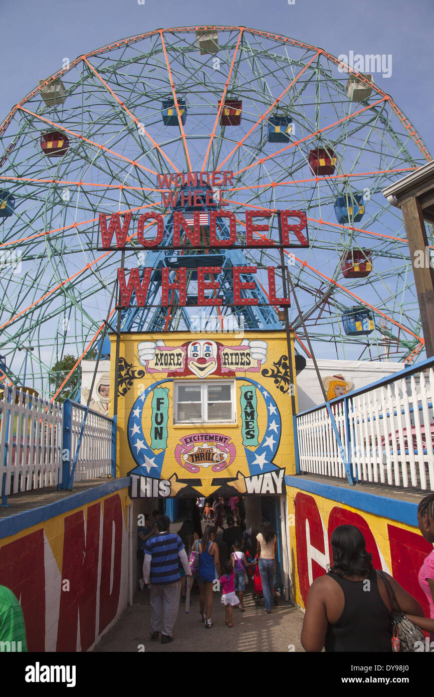 Vergnügungspark mit dem Wonder Wheel droht große auf Coney Island, Brooklyn, NY. Stockfoto