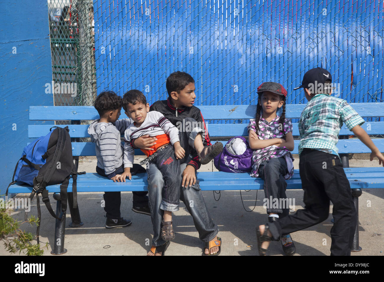 Gruppe von Kindern auf einer Bank auf Coney Island, Brooklyn, NY. Stockfoto