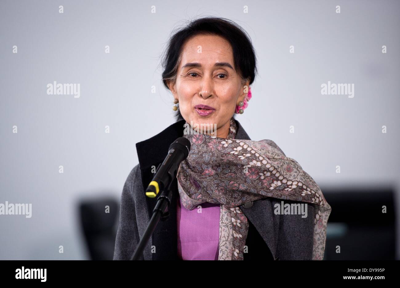 Berlin, Deutschland. 10. April 2014. Burmesische Friedensnobelpreis Friedensnobelpreisträgerin Aung San Suu Kyi gibt eine Presseerklärung in Berlin, Deutschland, 10. April 2014. Aung San Suu Kyi ist zu einem zweitägigen offiziellen Besuch in Deutschland. Foto: Daniel Naupold/Dpa/Alamy Live News Stockfoto