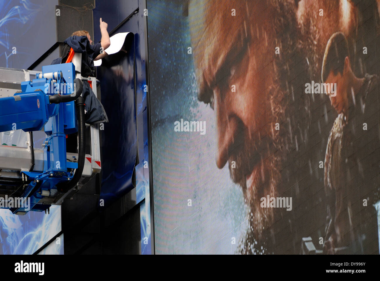 London, England, Vereinigtes Königreich. Odeon Kino, Leicester Square. Männer, die kleben Plakate an Fassade für Noah Film (2014) Stockfoto