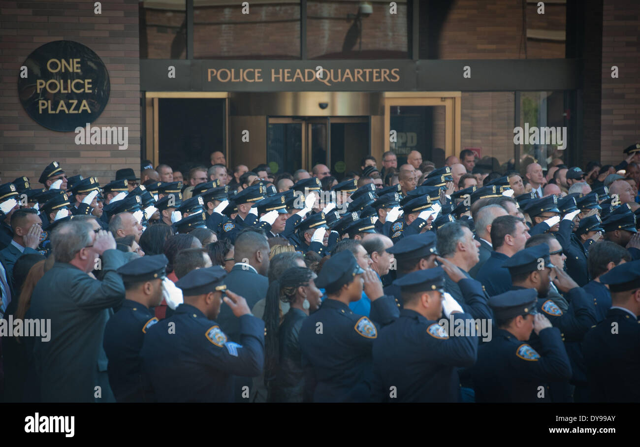 Manhattan, New York, USA. 9. April 2014. Polizisten Gruß als Polizeichef WILLIAM J. BRATTON präsidiert eine Fahne, die Zeremonie zu Ehren der gefallenen Polizisten Dennis Guerra 1 Polizei Plaza zu senken. Officer Guerra, ein verheirateter Familienvater von vier, erlag Verletzungen nach der Reaktion auf das vergangene Wochenende Coney Island Brandstiftung Feuer. Bildnachweis: Bryan Smith/ZUMAPRESS.com/Alamy Live-Nachrichten Stockfoto