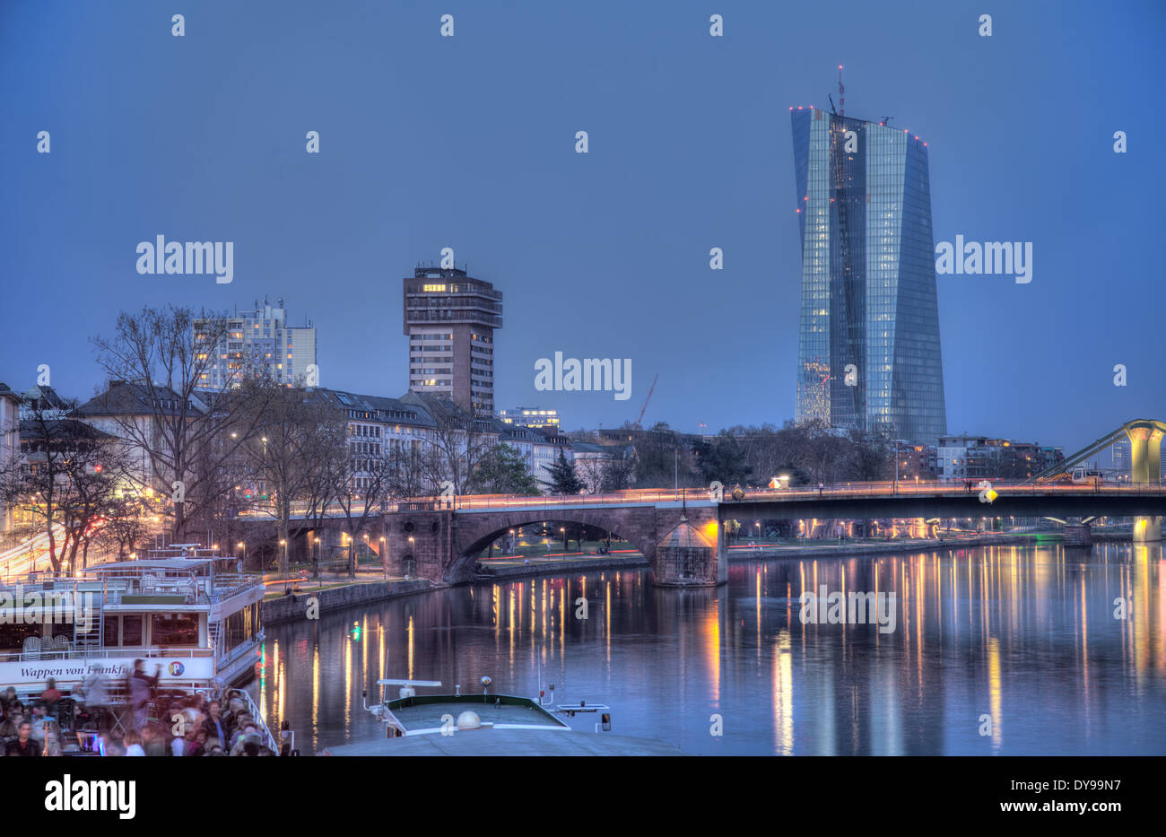 Am Main in Frankfurt am Main mit der EZB (Europäische Zentralbank) rechts von der Mitte. Stockfoto
