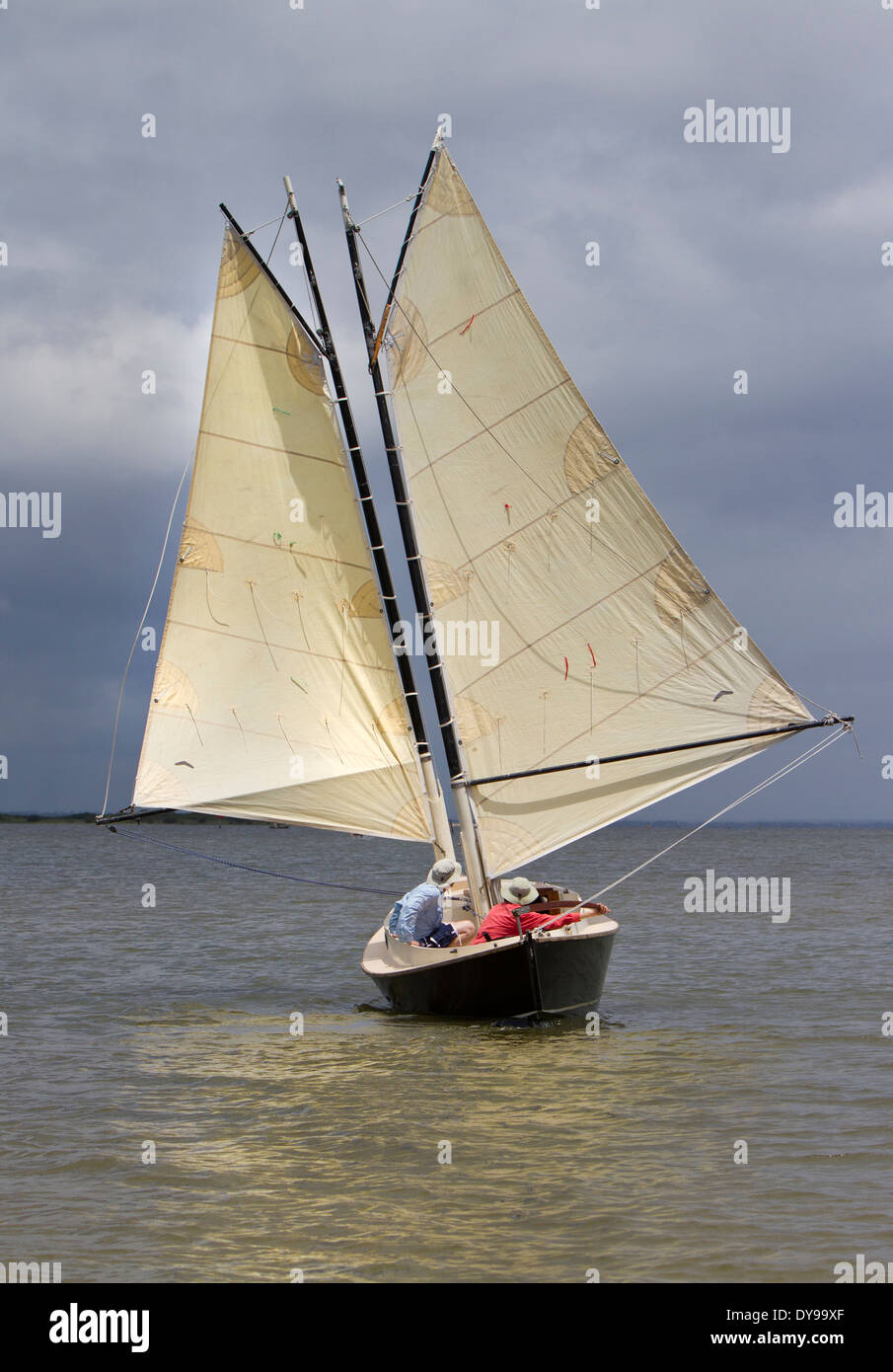 Zwei Personen in einem Segelboot in den Golf von Mexiko mit den Segeln in Flügel an Flügel sogenannten positioniert Stockfoto