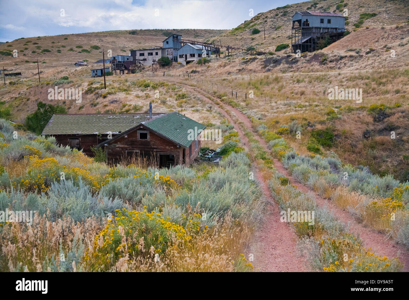 Zwei Raupenantrieb führt in die verlassenen Reste der Smith Mine in Montana Stockfoto